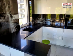 Blat kuchenny z konglomeratu  Brillante Black marki Technistone / Merkam