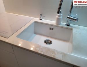 Blat kuchenny z konglomeratu Bianco Oro  marki Siquartz / Merkam