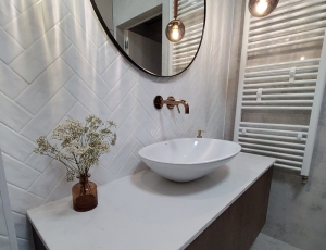 Blat lazienkowy z konglomeratu Frosty Carina marki  Caesarstone / Merkam 
