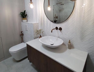Blat lazienkowy z konglomeratu Frosty Carina marki  Caesarstone / Merkam 