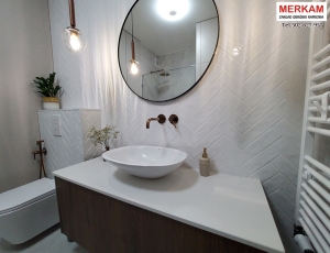 Blat lazienkowy z konglomeratu Frosty Carina marki  Caesarstone / Merkam 