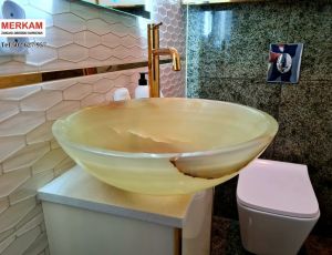 Blat lazienkowy z konglomeratu Brilliant White marki Technistone / umywalka  z Onyxu /  Merkam