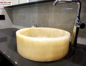 Blat lazienkowyz konglomeratu Crystal Anthracite Pure marki Technistone  / umywalka z Onyxu / Merkam