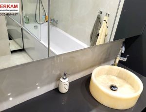 Blat lazienkowy z konglomeratu Crystal Anthracite Pure marki Technistone  / umywalka z Onyxu / Merkam