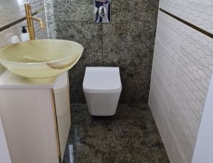 Blat lazienkowy z konglomeratu Brilliant White marki Technistone / umywalka  z Onyxu /  Merkam