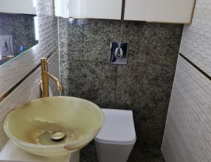Blat lazienkowy z konglomeratu Brilliant White marki Technistone / umywalka  z Onyxu /  Merkam