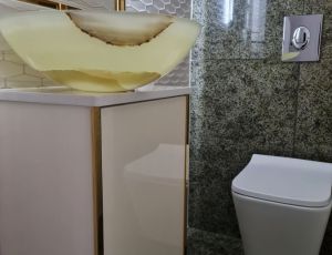 Blat lazienkowy z konglomeratu Brilliant White marki Technistone / umywalka  z Onyxu /  Merkam