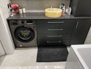 Blat lazienkowy z konglomeratu Crystal Anthracite Pure marki Technistone  / umywalka z Onyxu / Merkam