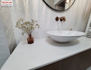 Blat lazienkowy z konglomeratu Frosty Carina marki Caesarstone / Merkam