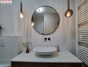 Blat lazienkowy z konglomeratu Frosty Carina marki Caesarstone / Merkam