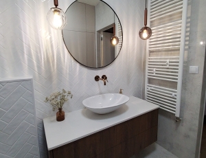 Blat lazienkowy z konglomeratu Frosty Carina marki Caesarstone / Merkam