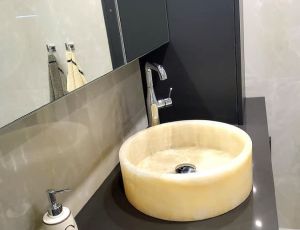 Blat lazienkowy z konglomeratu Crystal Anthracite Pure marki Technistone  / umywalka z Onyxu / Merkam
