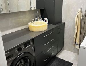 Blat lazienkowy z konglomeratu Crystal Anthracite Pure marki Technistone  / umywalka z Onyxu / Merkam