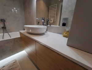 Blat lazienkowy z konglomeratu Frosty Carrina marki Caesarstone  / Merkam