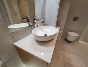 Blat lazienkowy z konglomeratu Frosty Carrina marki Caesarstone  / Merkam