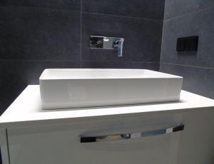 Blat lazienkowy z konglomeratu Brilliant White marki Technistone/ Merkam