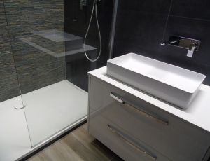 Blat lazienkowy z konglomeratu Brilliant White marki Technistone/ Merkam