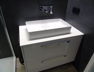Blat lazienkowy z konglomeratu Brilliant White marki Technistone/ Merkam