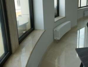 Parapet z marmuru Breccia Sarda / Parapet marmur / Marmurowe parapety na wymiar / Merkam