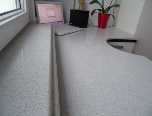 Parapet z konglomeratu Starlight White Technistone  / Merkam