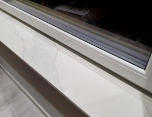 Parapet z konglomeratu Calacatta / konglomerat kwarcowy parapet / kwarcogranit parapet  / Merkam