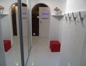 Okladzina scienna z konglomeratu Starlight White marki Technistone / Merkam lodz