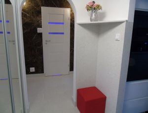 Okladzina scienna z konglomeratu Starlight White marki Technistone / Merkam lodz