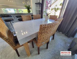 Stół z konglomeratu Polaris marki Silestone / Merkam