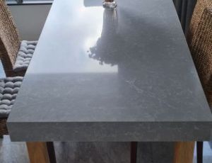 Stół z konglomeratu Polaris marki Silestone / Merkam