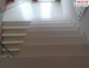 Schody z białego konglomeratu kwarcowego Crystal Absolute White marki Technistone / Merkam