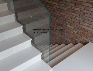 Schody z białego konglomeratu kwarcowego Crystal Absolute White marki Technistone / Merkam 