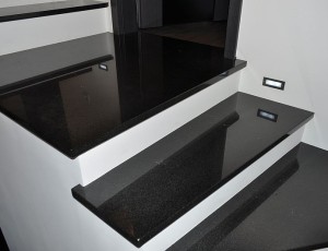 Czarne schody z kamienia naturalnego ,/ granit nero asoluto  /  Merkam