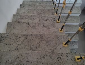 Schody z granitu colonial white / granitowe schody / Merkam