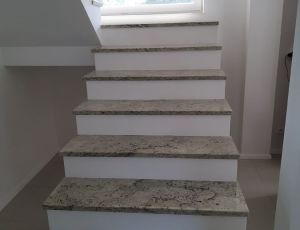 Schody z granitu colonial white / granitowe schody / Merkam