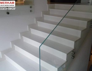Schody z  konglomeratu kwarcowego Crystal Absolute White  marki Technistone /   / Merkam 