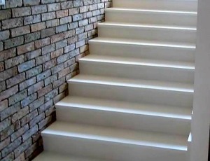 Schody z  konglomeratu kwarcowego Crystal Absolute White marki Technistone / biale schody   / Merkam 