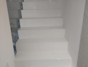 Biale schody z konglomeratu   Bianco Puro  Siquartz/ Merkam
