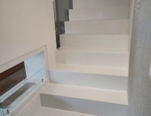 Schody z konglomeratu Bianco Puro Siquartz  / Merkam