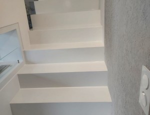 Schody z konglomeratu Bianco Puro Siquartz  / Merkam