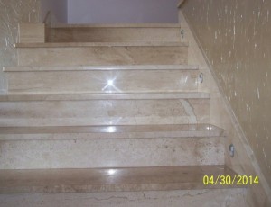 Schody z marmuru Breccia Sarda  /  bezowe schody marmurowe / Merkam