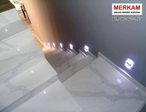 schody z konglomeratu kwarcowego Calacatta / Merkam