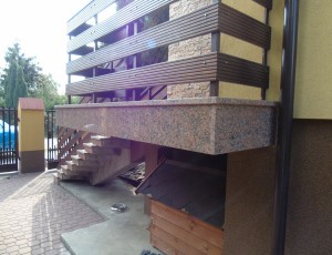 Schody zewnztrzne z granitu Mape Red / granit plomieniowany / Merkam