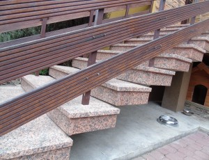 Schody zewnetrzne z granitu Mape Red / granit plomieniowany / Merkam