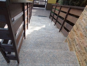 Schody zewnetrzne z granitu Mape Red / granit plomieniowany / Merkam