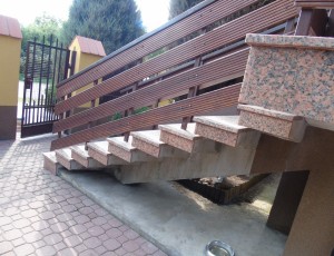 Schody zewnętrzne z granitu Mape Red / granit plomieniowany / Merkam