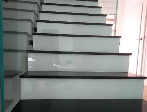 schody wewnetrzne z konglomeratu kwarcowego/ konglomerat Starlight Black marki Technistone / Merkam lodz