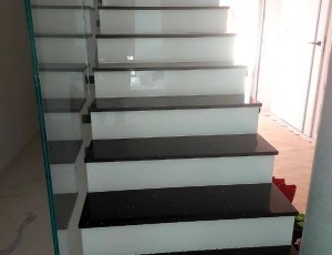 schody wewnetrzne z konglomeratu kwarcowego/ konglomerat Starlight Black marki Technistone / Merkam lodz