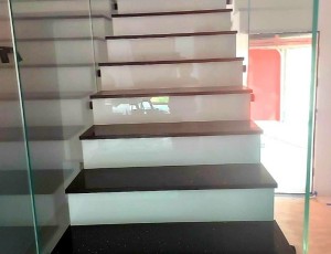 schody wewnetrzne z konglomeratu kwarcowego/ konglomerat Starlight Black marki Technistone / Merkam lodz