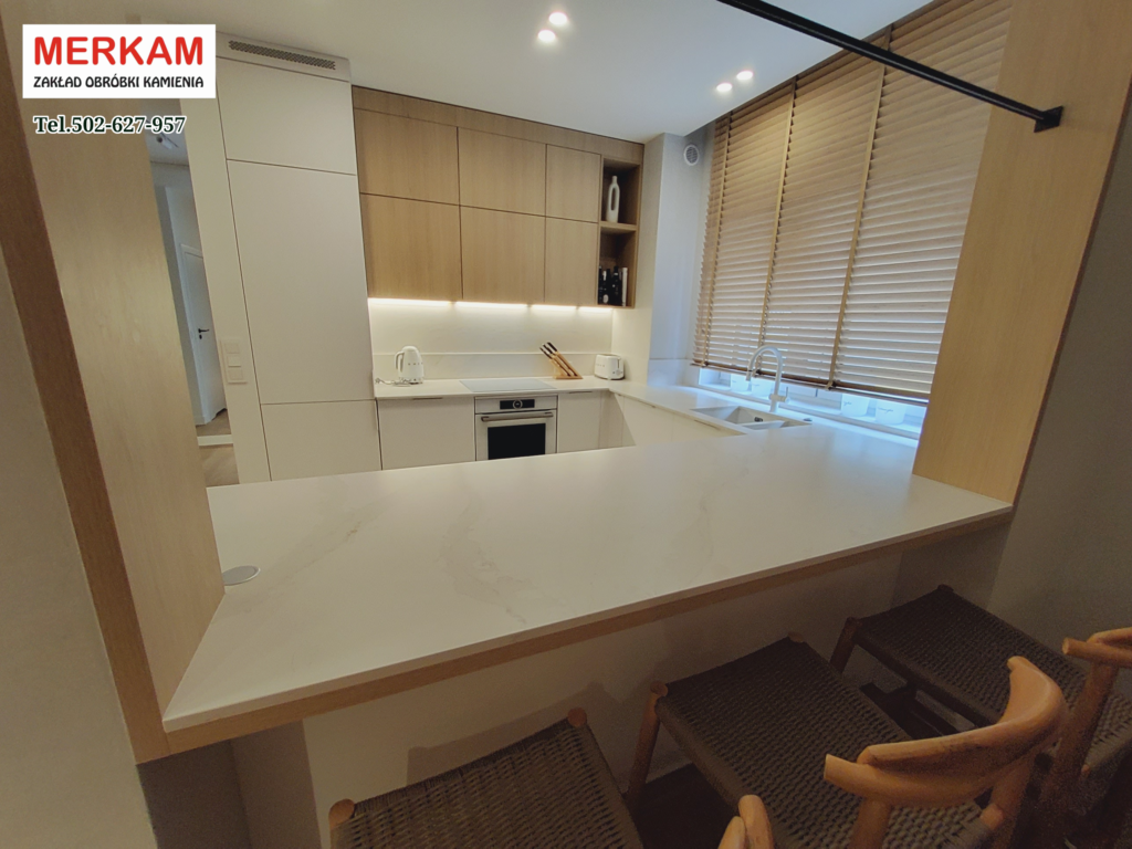 Blat kuchenny z kongloeratu Calacatta Gold Silestone od Merkam