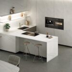Blaty kuchenne z konglomeratu kwarcowego-ethereal-haze - silestone Merkam . Biały blat w żyłki